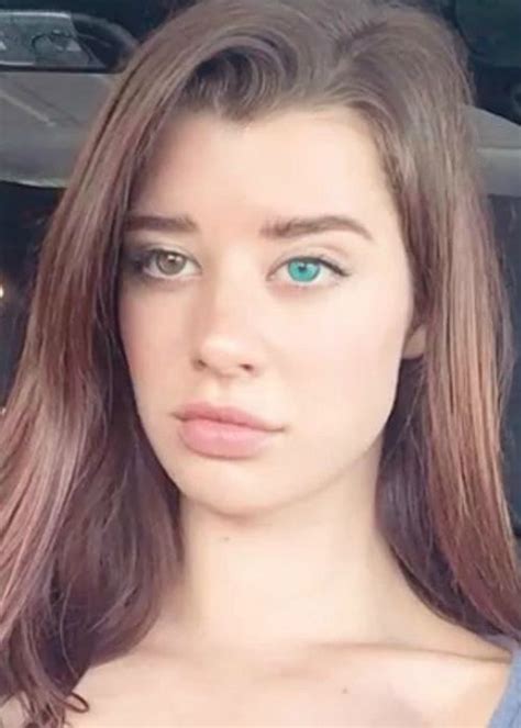 sarah mcdaniel nude|Sarah McDaniel taking a selfie with Colbert : r/funny